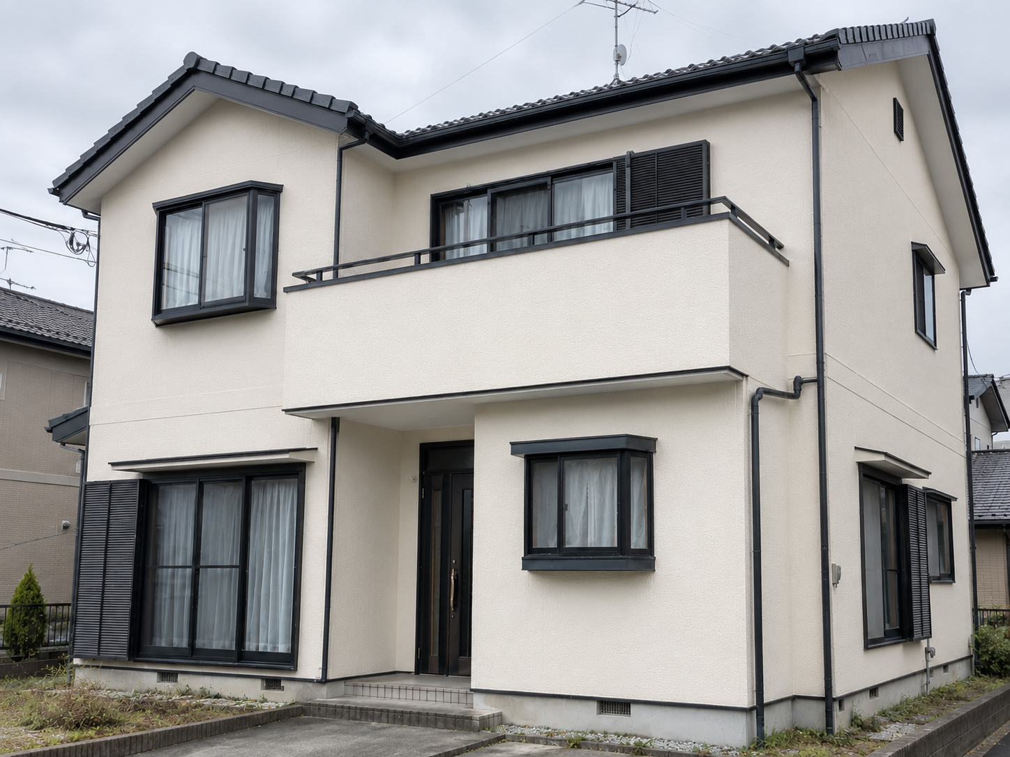同じ2階建て戸建て住宅を同じ角度から見た、外壁と屋根の塗り替えが完了した状態